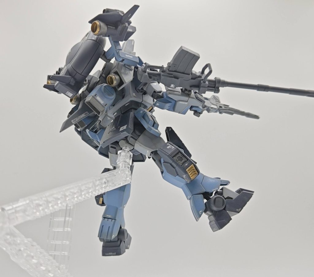 今回も各所バーニア＆ダクトは追加しています。スカート裏のプラ板加工、肉埋めも抜かりなく実施しました。