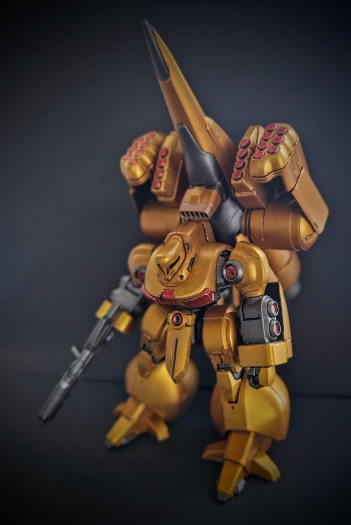 前面カット。モノアイは左側寄せで付けています。