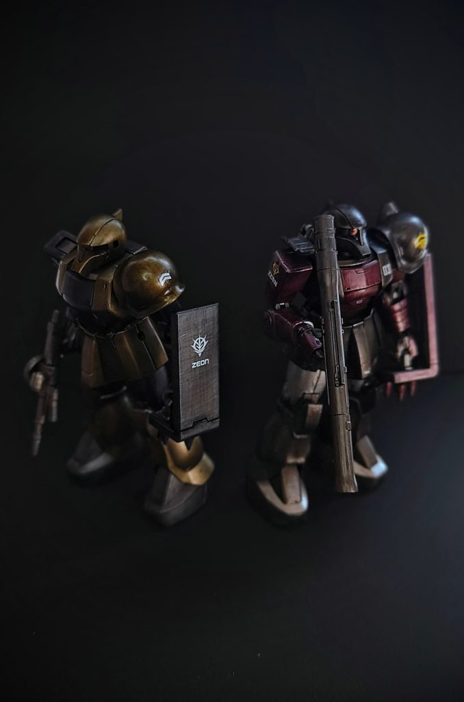 通常カラーの旧ザクと並べて。THE ORIGIN版の黒い三連星旧ザクやシャア専用旧ザクも作ってみたい！