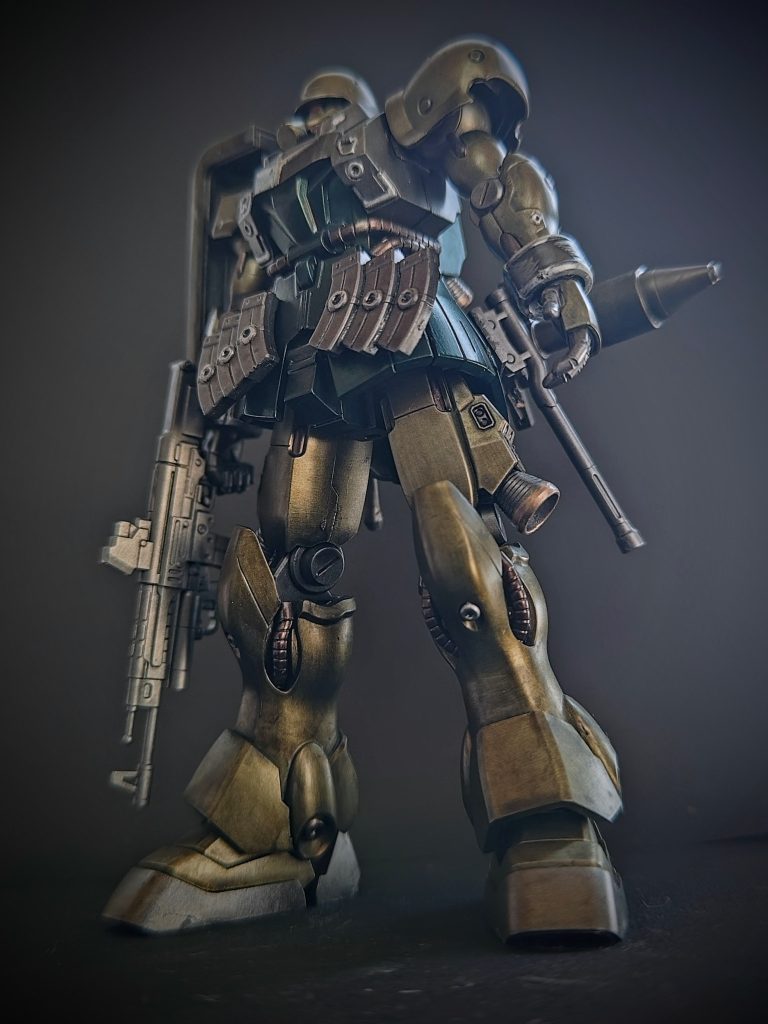 前面カット。個人的な好みからすると、ザク系列(?)のMSとしては少しスリムでスタイリッシュ過ぎるような気がして、もう少し下半身がむっちりしていたほうが格好良いのかなと思っていましたが、こうしてみるとこれが良いバランスなんですかね。