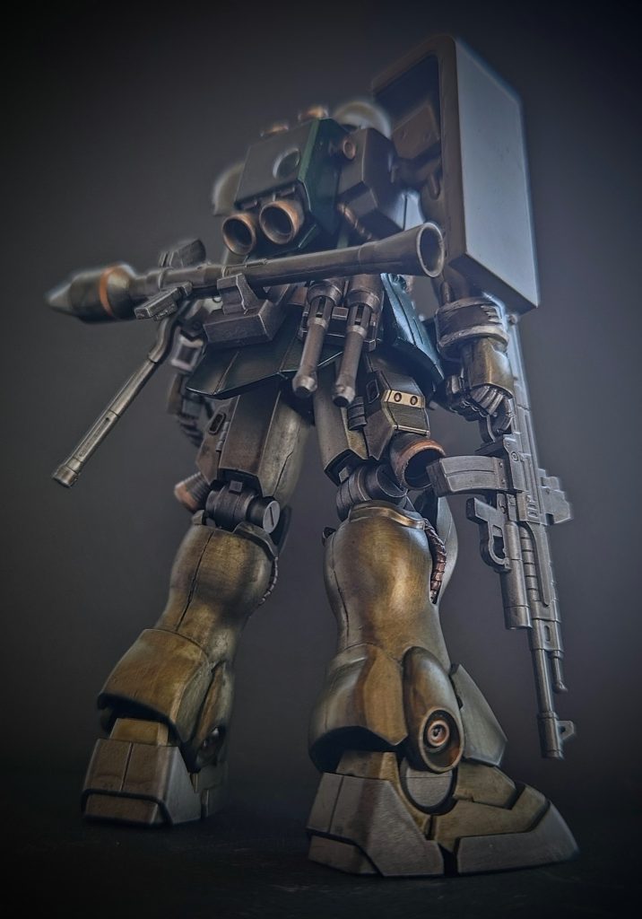 前面カット(別アングル)。 写真で気づきましたが、太ももって、高機動型ザクⅡの脛横部分がほぼそのまま付いているんですかね??