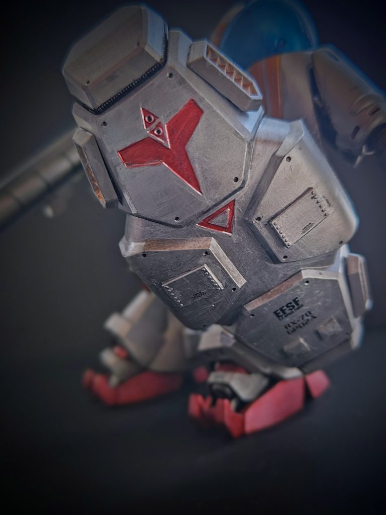 シールドのカット。息子がYouTubeでどなたかの製作動画を見ていたらしく、「このキット、ポロリが凄くて作るの大変みたいよ」と言っていました。合わせ目がすごかったので、接着しちゃうところもありポロリはそんなに気にならなかったのですが、その合わせ目消しにかなり難儀しました。