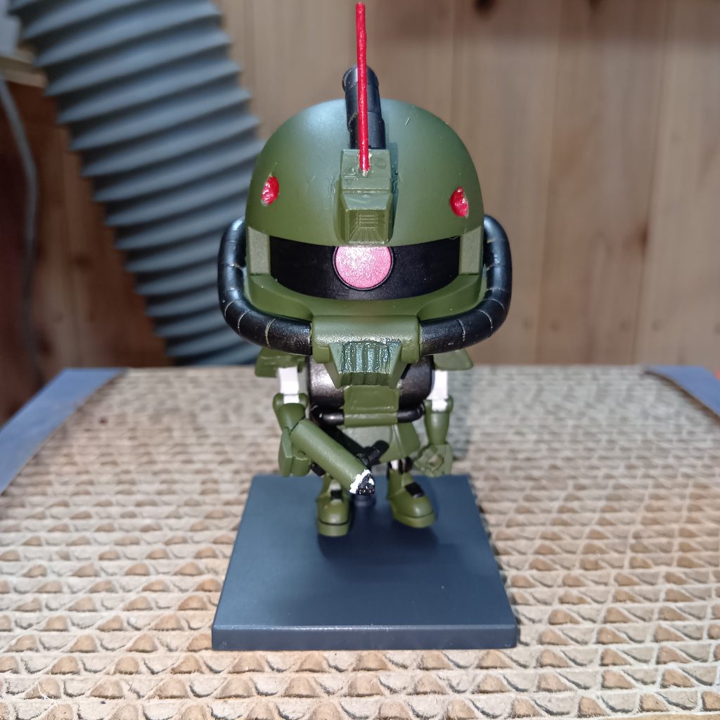 おでこにある左右の赤いくぼみ、同じ高さに出来ずに悔いておりますorzでも、モヒカン状のパイプにつながる部分やパイプは気に入ってます✨2mmのプラ棒を芯にして5mmのプラパイプを繋げました。