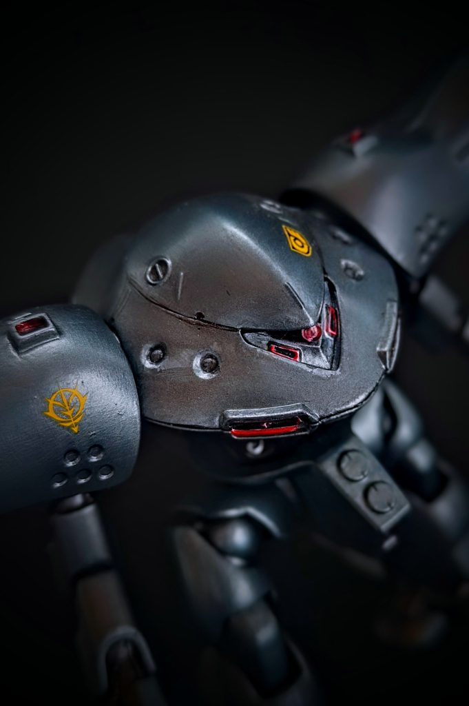 頭部にフィーチャーしたカット。普段はシルバー等のベース塗装の上からクリアやテクスチャー系の色を重ねて調色する事が多いのですが、この作品ではメインのボディーカラーはシルバー系の色とクリア系の色(ブルー)を混ぜたものを塗っています。※バーニアの赤などは従来通りの塗装。ツヤツヤ・ピカピカとザラザラ(今回)といった感じの質感の違いがあるかと