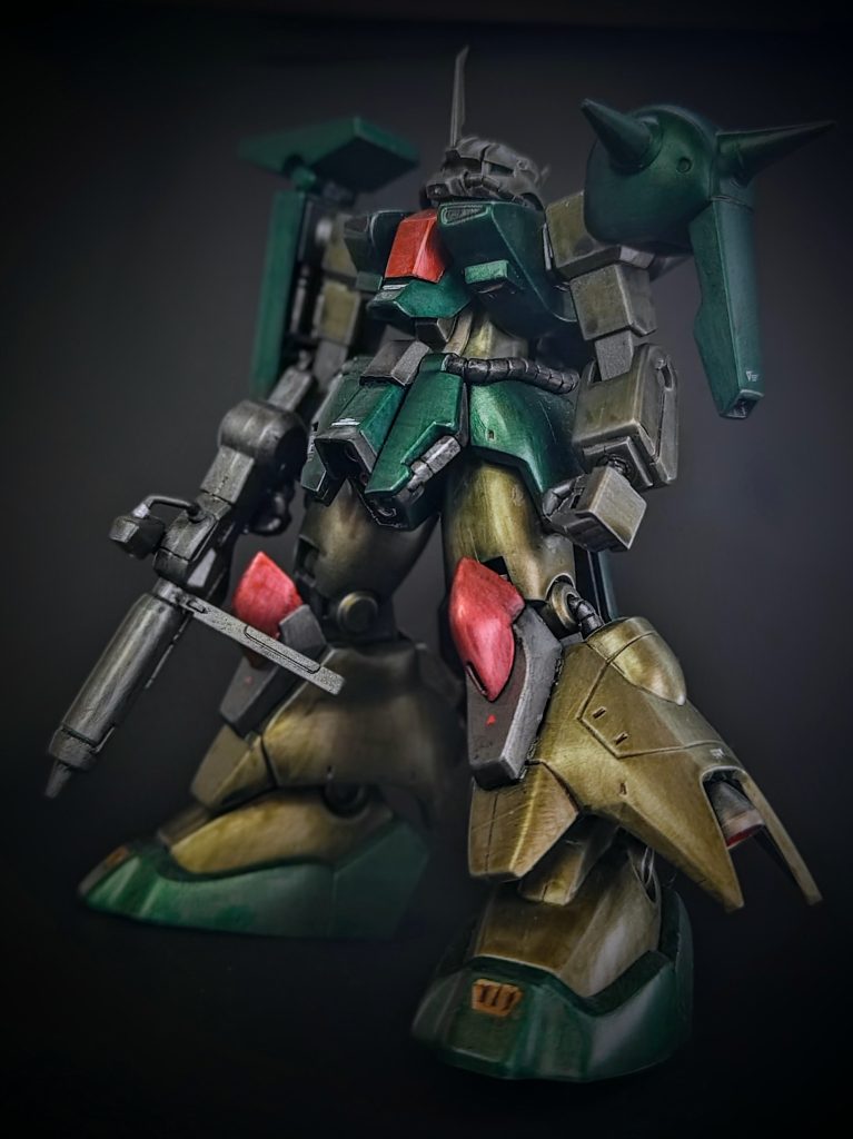 前面カット。モノアイはガンプラビルダーズパーツに変更、一部ディテール追加した以外は素組みです。塗装はシタデルカラーの筆塗りです。