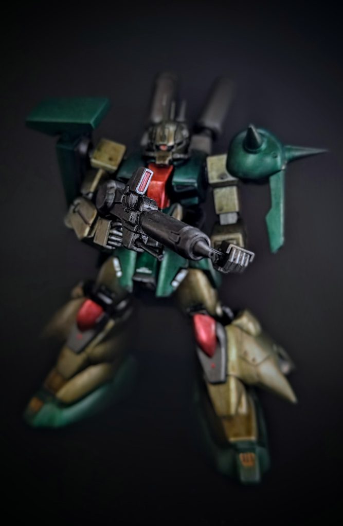 このキット、ボリューム感あり、迫力があるのですが、合わせ目消すのがかなり大変でした。