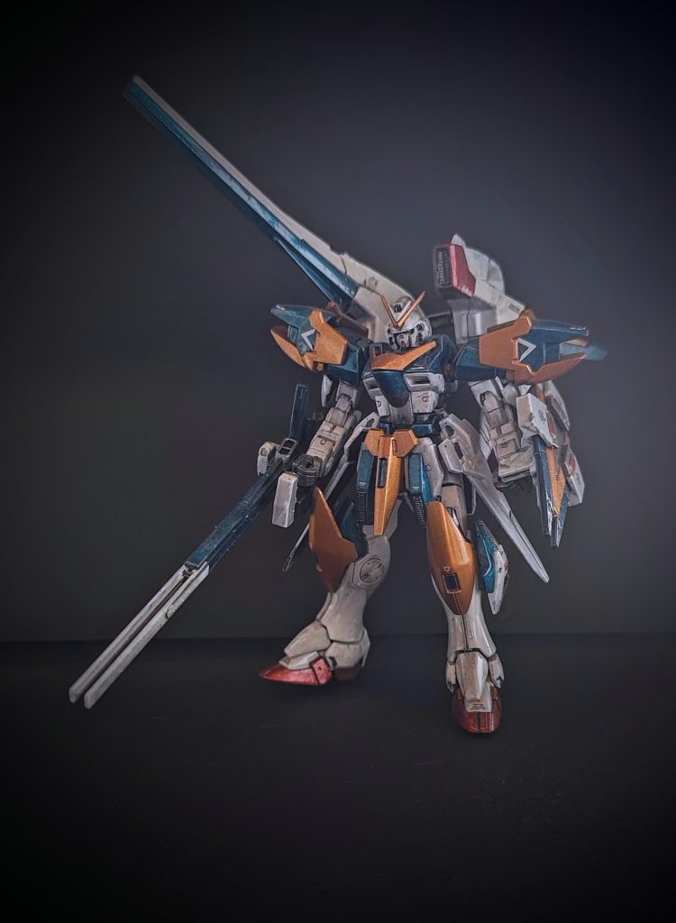 前面カット。月光蝶を使おうと思ったのは、おそらくちょうどこのガンダムマーカーがリリースされたと思われる時期で、棚で見かけて使用してみたくなり、パッケージアートのような雰囲気にならないかなと思いついて使ってみることにしました。マーカーでこの面積を塗ってしまって大丈夫なものか心配ではありましたが…