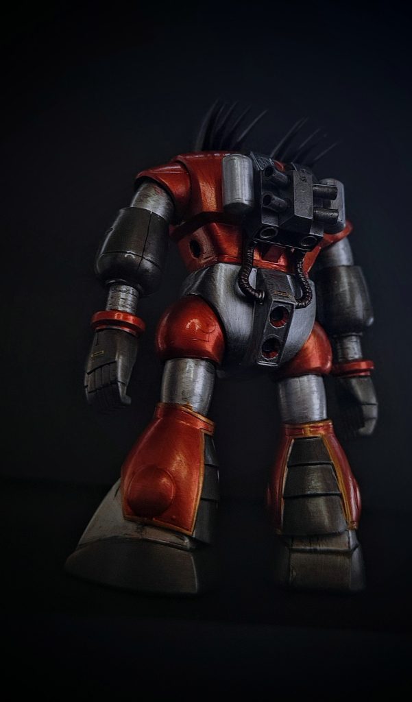 途中で背面のランドセルのパーツの一部を失くしてしまいめっちゃ焦ったり（無事に数日後発見！）しましたが、合わせ目消して、塗装してと行っていること自体は最近のキットと変わらないものの、シャア専用ザクの時と同じように何か違った魅力を味わいながら楽しく作れました。