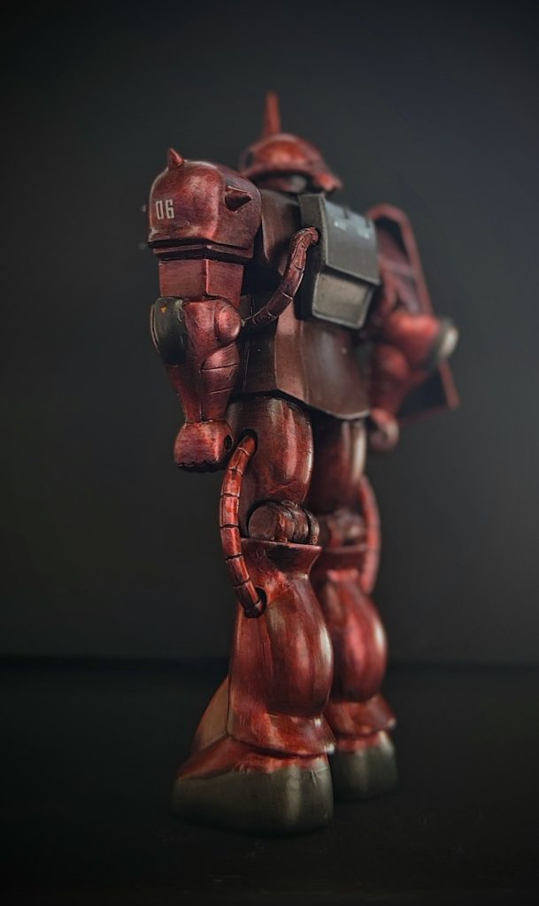 背面カット（別アングル）。合わせ目消して、色を塗って。価格も手頃なので、色々試そうと思っても気兼ねなく実行しやすい。旧キットは素朴ですが、プラモデル作りの楽しさがあらためて実感できますね。原価高高騰の折、メーカーとしてはあまり旨みのないアイテムなのかもしれませんが、こういったものをリリースしてもらえるのはありがたいですし、EGとは違うベーシックなプラモデルとして製造し続けてほしいですね。 息子もガンダムベースで旧キットを大人買いしてましたww（それでもHG×1個と同等か安い！接着剤が必要ではありますが、子供にも安心して作らせられます）