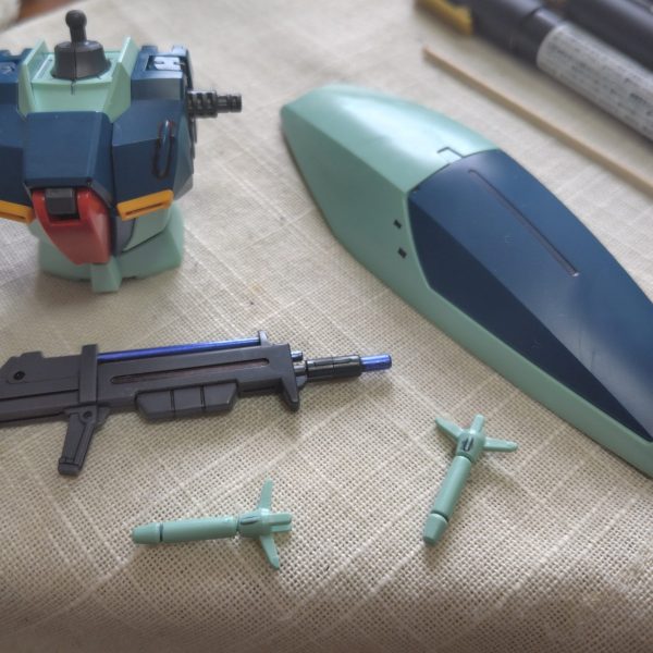 こんにちわ。3週ぶり？くらいに製作開始です😅武器はシールド裏を塗ったタイミングで組んでましたが、週末は地元チームが地元で試合してたのもあり、テレビの前で過ごしてて進まずでした😣今日も予定ないので、この勢いで午後もやる予定です😂（1枚目）