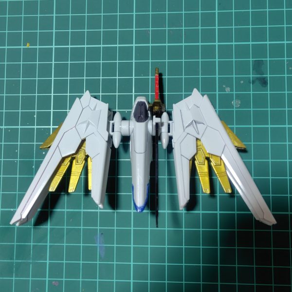 まずプラウドディフェンダーが完成しました。機首のグレー部は本来シールを貼る場所ですが、シールはそのうち剥がれることが多いので塗装にしました。塗装は刀の鍔以外は全てガンダムマーカーです。イエローゴールドはエアブラシシステムで。グレーとブルーはペンで直接塗ったらムラムラだったので、筆塗りに変更しました。刀――フツノミタマは白の１パーツ成形だったので塗り分け。鍔の部分は前にDAISOで買っていたペイントマーカーを筆塗りで。110円といえどもさすがペンテル、いい発色です。ただしもともと塗装用ではないので、インクを出してもすぐ乾いてしまいます。（1枚目）
