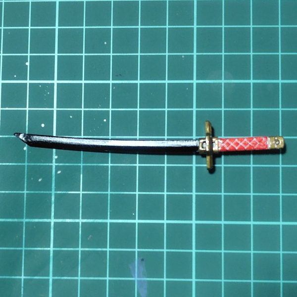 まずプラウドディフェンダーが完成しました。機首のグレー部は本来シールを貼る場所ですが、シールはそのうち剥がれることが多いので塗装にしました。塗装は刀の鍔以外は全てガンダムマーカーです。イエローゴールドはエアブラシシステムで。グレーとブルーはペンで直接塗ったらムラムラだったので、筆塗りに変更しました。刀――フツノミタマは白の１パーツ成形だったので塗り分け。鍔の部分は前にDAISOで買っていたペイントマーカーを筆塗りで。110円といえどもさすがペンテル、いい発色です。ただしもともと塗装用ではないので、インクを出してもすぐ乾いてしまいます。（3枚目）