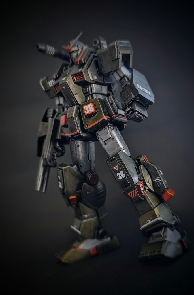 前面カット(別アングル)。付属のデカールも大変充実しています。装甲はパージ出来るようになっているので、中のガンダムはプロトタイプガンダムを意識しながら塗装していますが、パージすると中のガンダムの塗装が剥がれる(剥がれている??)気がして、この状態でしか写真を撮影していません…※中のガンダムにも手持ちのガンダムデカールを貼っています