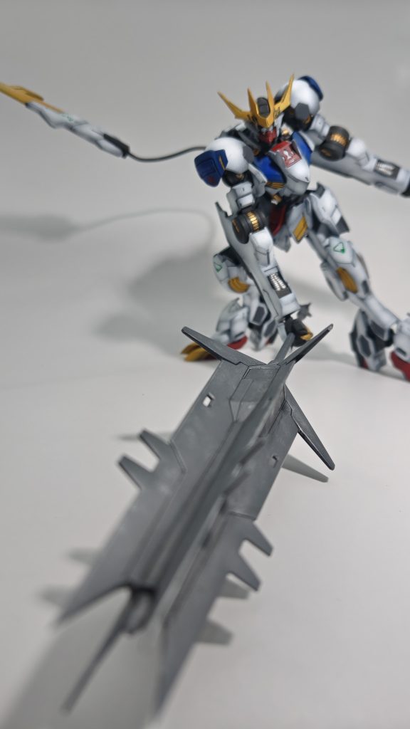 大型メイスを叩きつける武器のみすっかり気に入ったクリアブラック＋シルバー似て塗装して、少しだけウェザリングをしています。しかし、本当にでかいですねこれ。 