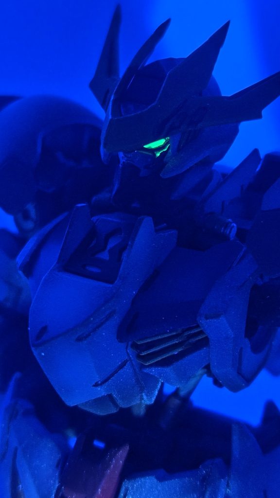 ブラックライト照射 今回は目にのみ蛍光カラーを使用しています。