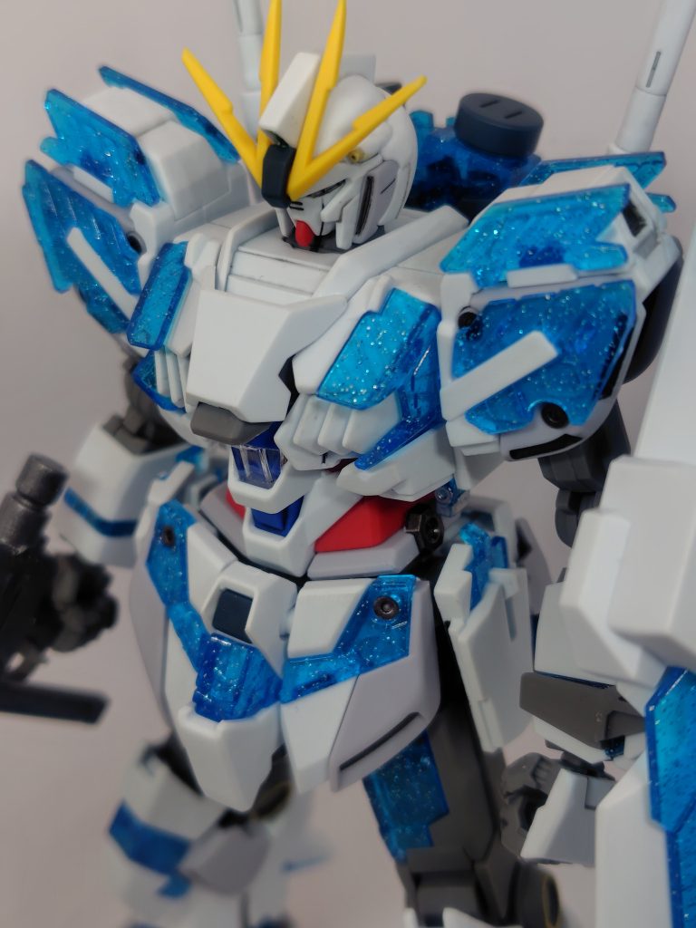 キラッキラのラメの入ったようなサイコフレームがキレイです。アンテナをシャープ化、ハードポイントみたいなあちこちの丸モールド部をガンメタル、バルカン砲口をゴールドで塗り分け。