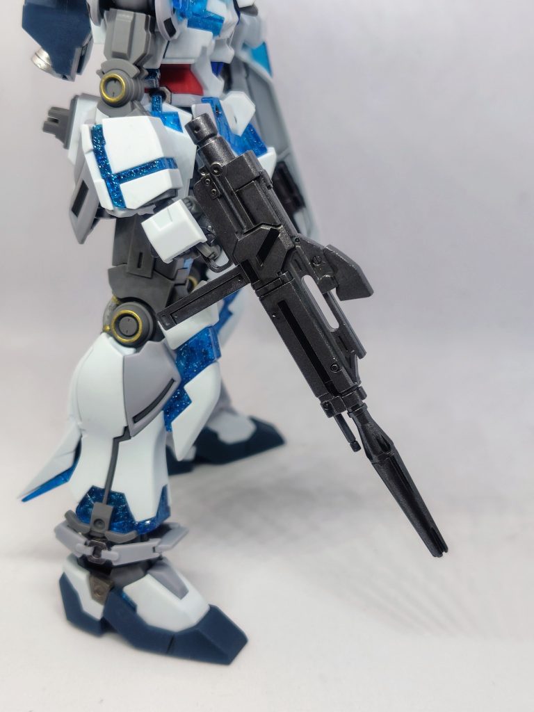 ライフルはいつものタミヤのガンメタル。肘と膝の関節部をゴールドで塗装。