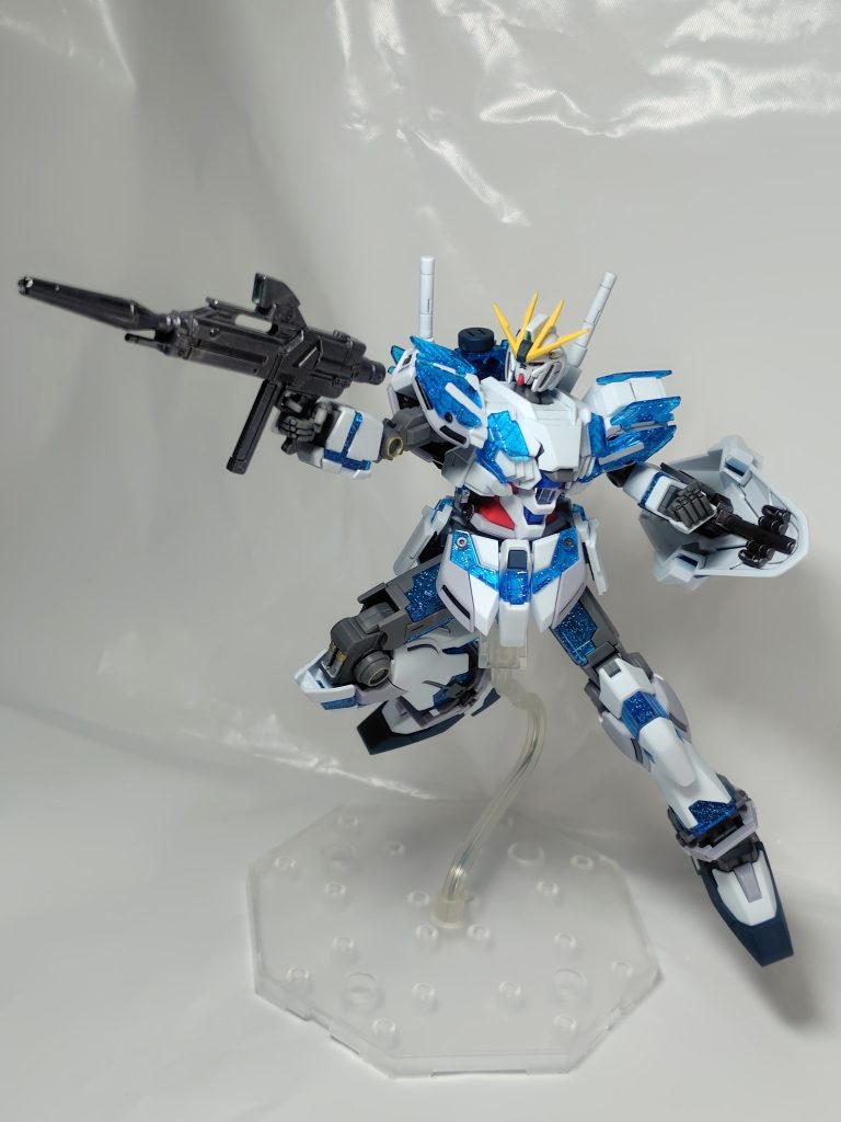 シールド裏はビームキャノンとミサイルだけガンメタルで塗りましたが、後で作例を見たらもっと塗り分け細かく必要でした(gundam-kao5)