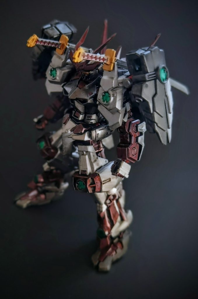 前面カット。基本的にはストレートに組んでいますが、いろんなところを少し削り込んでシャープにしています。刀も日本刀らしい鋭さが出るように意識しました。塗装はシタデルカラーの筆塗りです。