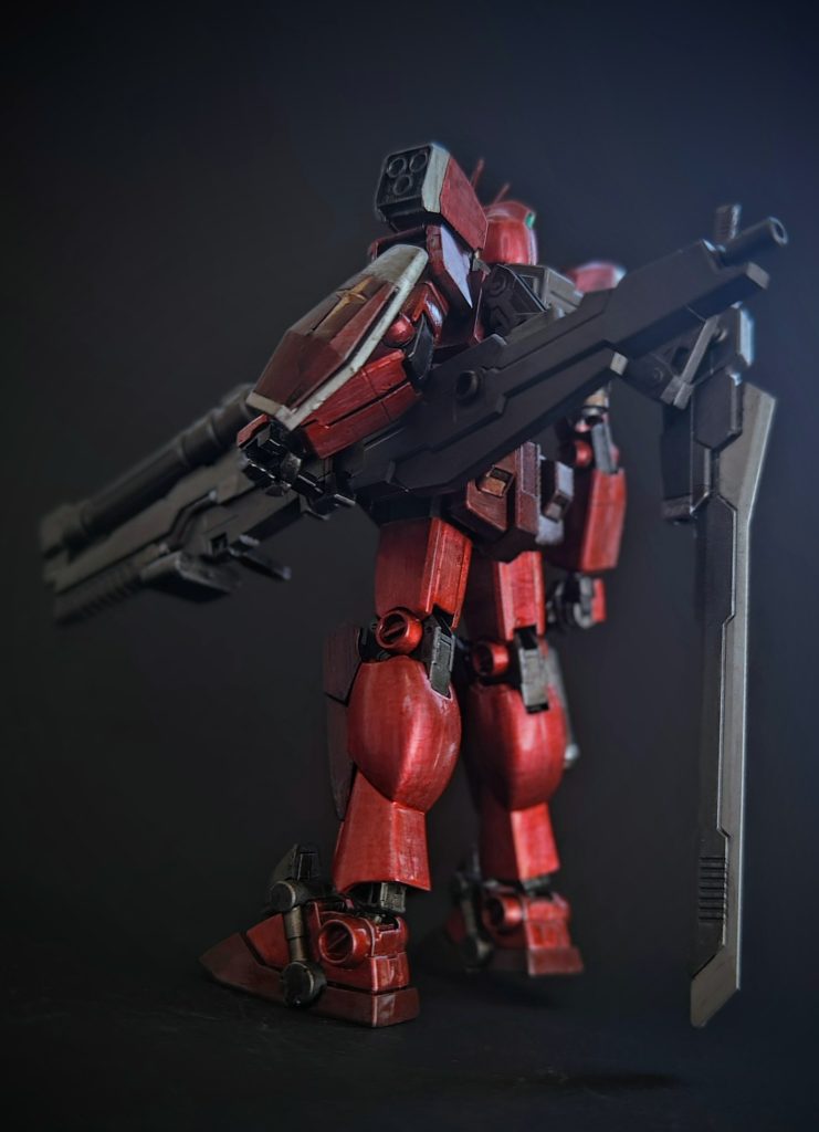 背面カット。『プラモ狂四郎』で見ていた時からシールドが小さすぎる気がして好きではなかったので、上側(連邦マーク側)の白場を少し延長しています。