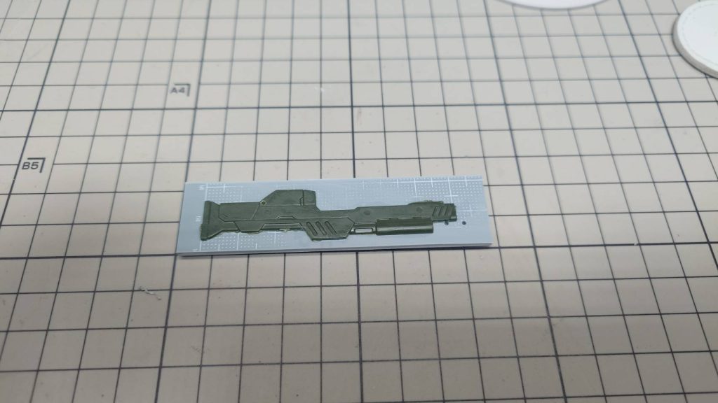 真ん中に2mmのプラ板を挟み左右から切断したものをはりつけサイズアップしています。l