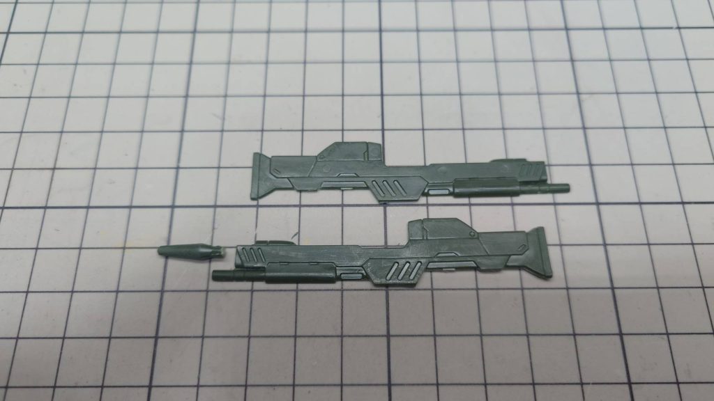 コレクションシリーズ特有のペラペラなライフルはライフルの先端等、円柱部分を一度切断しど真ん中で切断