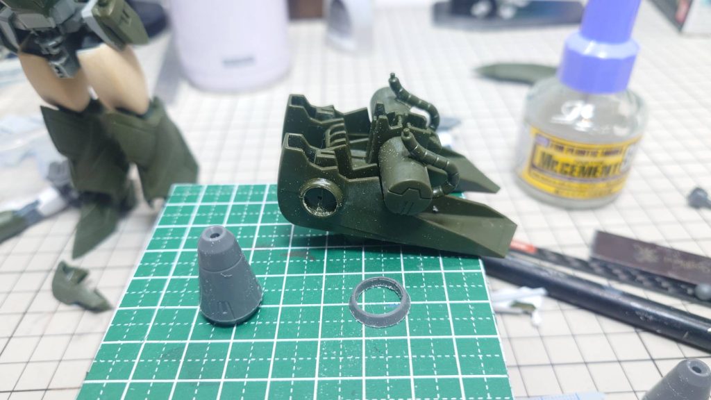 バーニアの稼働の為に元からついている輪の部分を切断しサイズの合いそうな円柱パーツを制作。ボールジョイントを仕込みキットとニコイチにしています