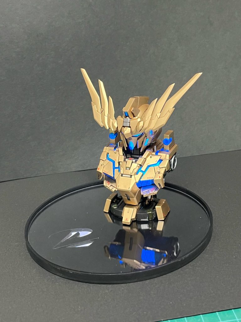 ユニコーンと同じく胸部の横に一直線の分割を変更して上部にサイコフレームとフィン等を追加