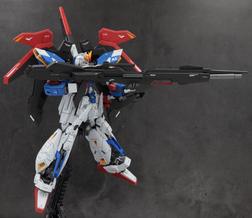 武装としてハイパーメガランチャーをアレンジして持たせてみました。本来サイドのカバーを開き両手持ちさせるですが、重さがあるので今回は左手で支える形としました。