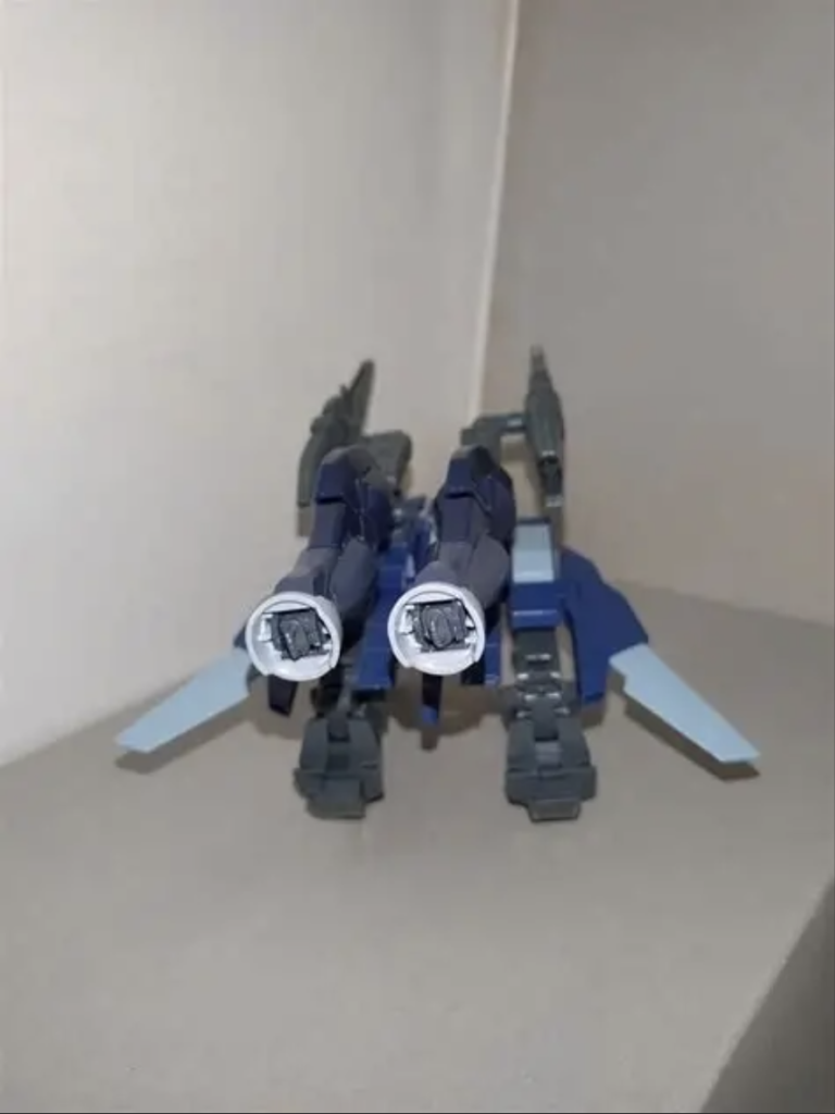 モビルポッド「ファハン」装備状態RMP-NM131R/L ファハンとは、もともとRMS-115ギャンカスタムの増加武装としてジオン共和国軍とティターンズで開発された2基1組の無人モビルポッド。そのうちの複数組がエゥーゴに流れた際、無人機であるサイコファイターにも装備可能となったが、MSとドッキングしていないとファハンが分離できない。武装は実体弾方式のニードルガンのみだが、さらにブレイドガンを装備可能。