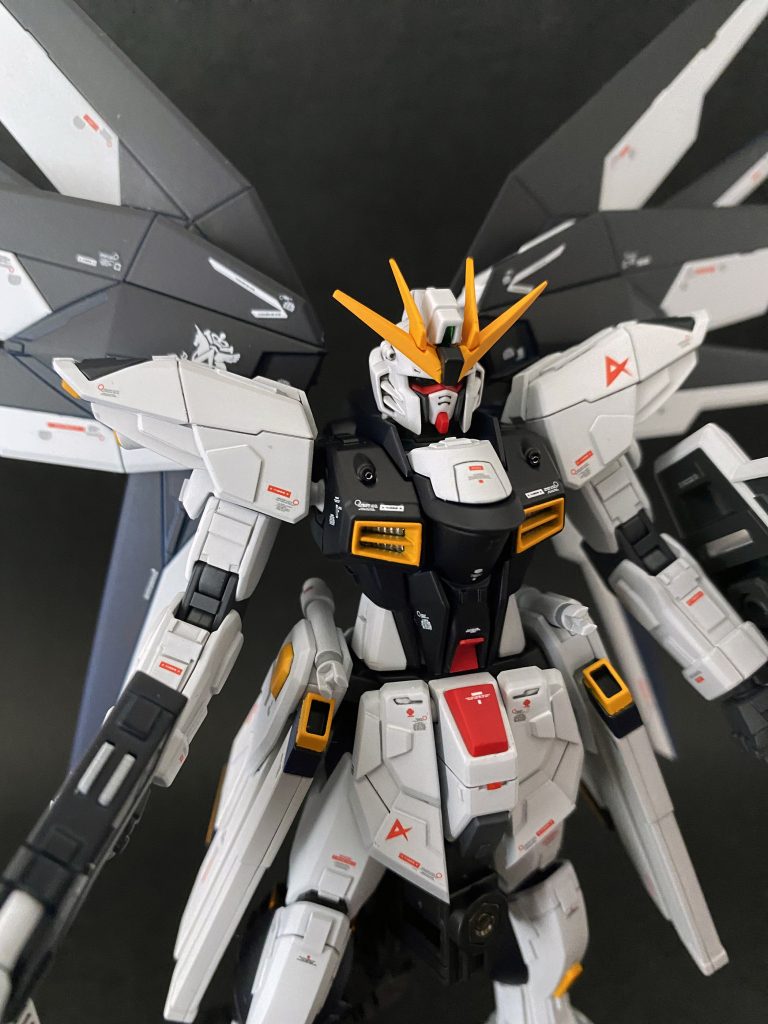 胸のバルカン?にはメタルパーツを仕込みました。