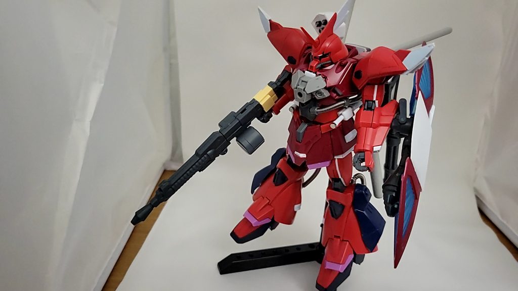 胸部に30MMのパーツを取り付け内径3㎜のスプリングでパイピング足の外側にハイザックのパーツを追加スカートの延長右手のメイン武器も30MMのものを改造左手のシールドは3㎜プラ棒と0.3㎜プラバンで延長