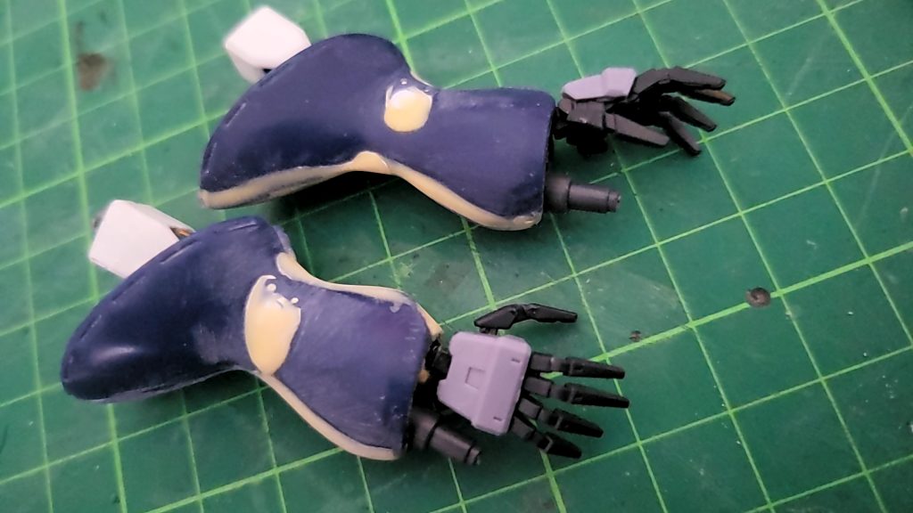 肩から下をHGCEフリーダムに変更しキュベレイの外装を取り付けハンドパーツを境界線機のものに