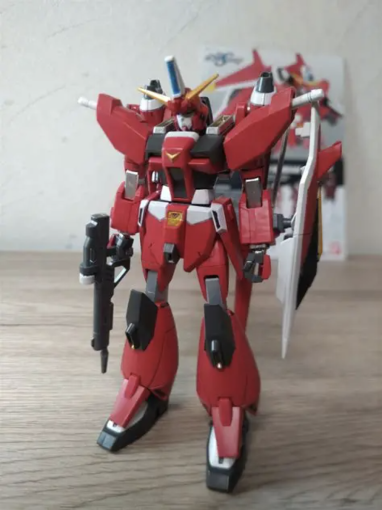 素立ち。各所アクセントで金色塗装してますがガンダムマーカーの金色のため少し弱いかも。黄色塗装のほうが映えたかも