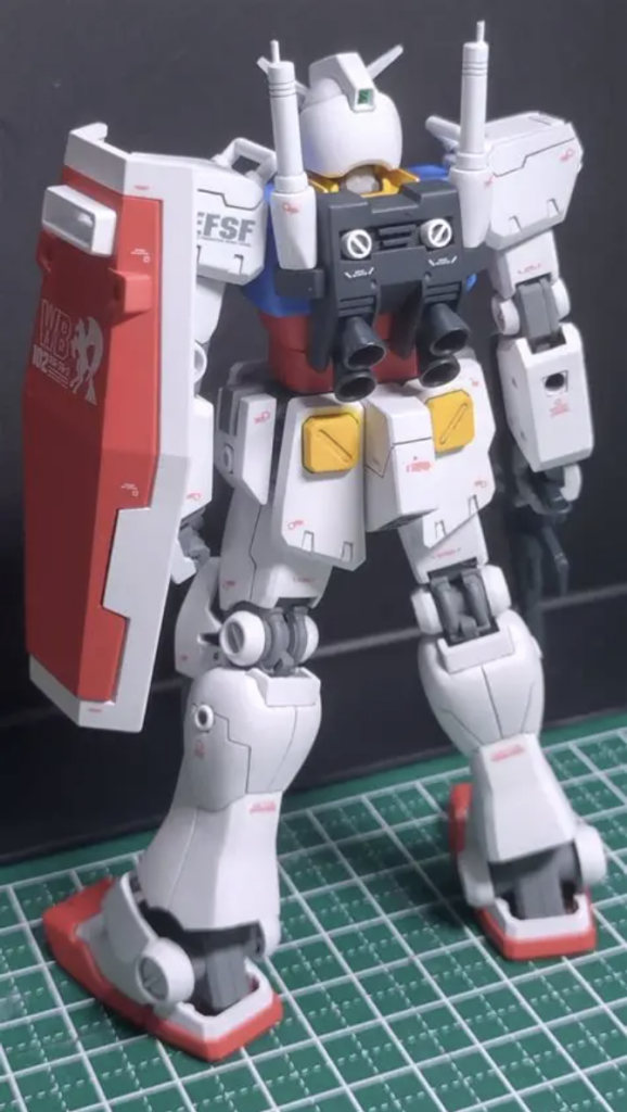 腰部　ジムカスタムとジム改の組合せ＆改造、小さいノズル類はコトブキヤ製だったかと。サイドアーマーのグレーのフレーム？は入り込むと腰が回らないので可動域を確保出来る程度に。V字マークは削り落とし、フンドシ幅増しに合わせて赤色部分も角度とか、色々と加工してます。少しブロックが小さいけど、まぁ目を瞑り塗り分け頑張りましたが少しはみ出しorz盾　ジム改の白い部分を切り取り、赤い部分へ接着