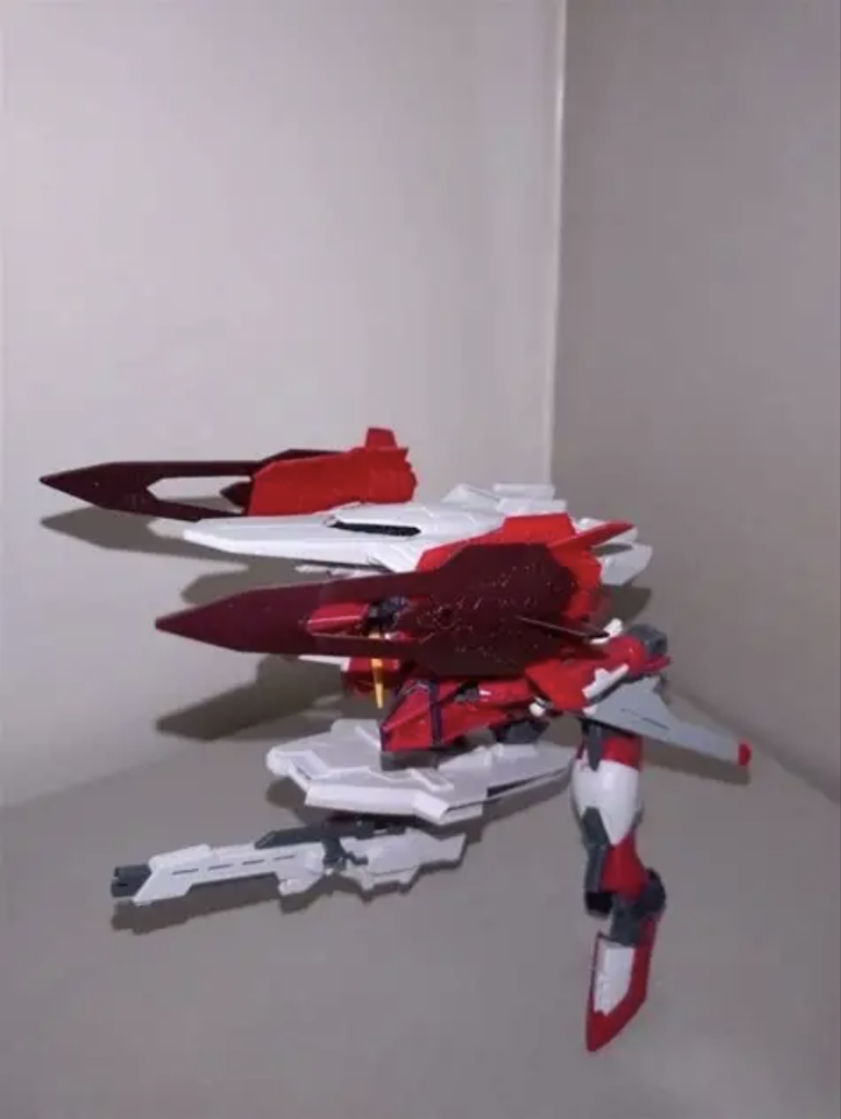 前回の一般仕様から、頭部と腰サイドアーマーを交換すると指揮官機になります。ビームサーベルとレールガンは、ライジングフリーダム用のパーツをなんばのイエサブで迎えたものです。 次回からの2回は、いよいよ大本命「カレッジアスジャスティスSpecⅡ」仕様をご紹介します。