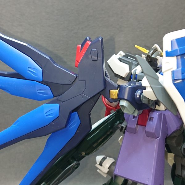 75番目のストライクの仮組ができました！今回のストライクは、自分の作品によくコメントをくださる“Sont@さん”から頂いた“『悪』に全振りした禍々しいストライク”という改造案を元に自分なりにブラッシュアップしたモノになります！全体のデザインとしては“禍々しさ”を表現したくて、可能な限り左右非対称になるようパーツを組み合わせ、歪でアンバランスな感じに仕上げてみました💡左腕には、どんなものでも切り裂く“悪魔の手”に見えればいいなと思い30MMの大型クローを装備させて、反対の右腕には男のロマンである“ドリル”を装備させてみました！左右非対称感を強く表現するために右腕を左腕よりも長くしてみたりと、ささやかな工夫も入れていますｗ設定としては高速回転したドリルを相手目掛けて撃ち出すことも可能だったりしますｗ▼他には敵対する悪の兵器って大型のMAが多いような気がしたので“悪”を表現するためにMAの要素も取り入れるべく脚部を“レギンレイズジュリア”のモノにしてみました✨サイドの大型シールドにはジャンクパーツから砲身っぽいモノを追加してビームを撃てるように工夫してみました！脚部ブレードによる格闘戦に加えて、砲撃戦も可能となっていますｗ脚部には本機体の動力源であるGNドライブを2つ追加しており、大型シールドによって守られている感じです💡スタンド無しでの自立と引き換えに、動力源とMA感を手に入れることが出来ましたｗ▼バックパックでも禍々しさを表現するために左側をストフリの翼、右側をオリジナルの武装にしています💡左側の各ドラグーンにはGN粒子貯蔵タンクが内蔵されている設定で、オールレンジ攻撃でGN粒子を一定量使い切ると自動的に戻ってきてGN粒子を再チャージします！チャージしている間が攻撃のチャンスですね💡悪役の機体にはこういう感じの弱点をちゃんと作って主人公に攻撃のチャンスを与える“お約束”ってのが必要ですよｗ右側のオリジナル武装は“有線式攻撃型シールドビット”という武装で、デュエルのシールドに30MMのブレードパーツなどを合わせて相手を切り裂けるようにしてみました✨有線の部分は100均にある3mm径のアルミワイヤーを使用して表現してみようと考えています▼あと、悩んでいるのは頭部とカラーリングですね💦現在頭部は悪役感を強く出すためにバルバトスのモノにしているのですが、全体的にストライク要素がかなり少なくなっているのが不安要素ですねｗ💦頭部だけでもストライクに戻そうか悩み中です…カラーリングは悪役感や禍々しさを出しつつ自分らしさを上手く入れていけるようにギリギリまで悩み抜きたいと考えていますｗでは、完成投稿でまたお会いしましょうｗ（3枚目）