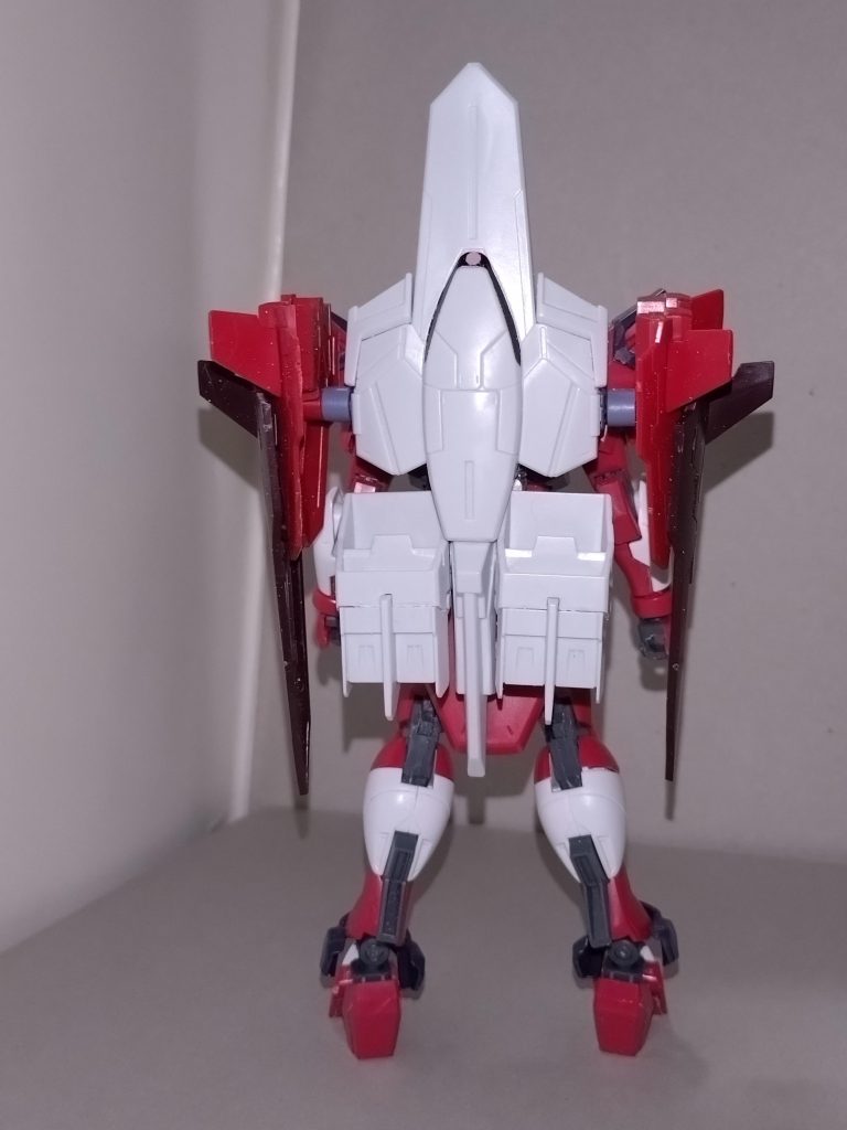 海鈴によると、機体設定は次の通り;STTS-813 カレッジアスジャスティスは、STTS-808 イモータルジャスティスに、ZGMF-X24Sカオスの要素を組み込んでコンパスが製造した可変MS。ただし量産機はザフト出自の工廠で製造されたためか、機体番号もザフト式である。MS形態では指揮官機がイモータルジャスティスヘッド、一般機が地球連合製MSを彷彿とさせるゴーグルヘッドであるのに対し、MA形態ではモノアイとなっているのが特徴。なお「カレッジアス」とは「勇敢な」を意味する。