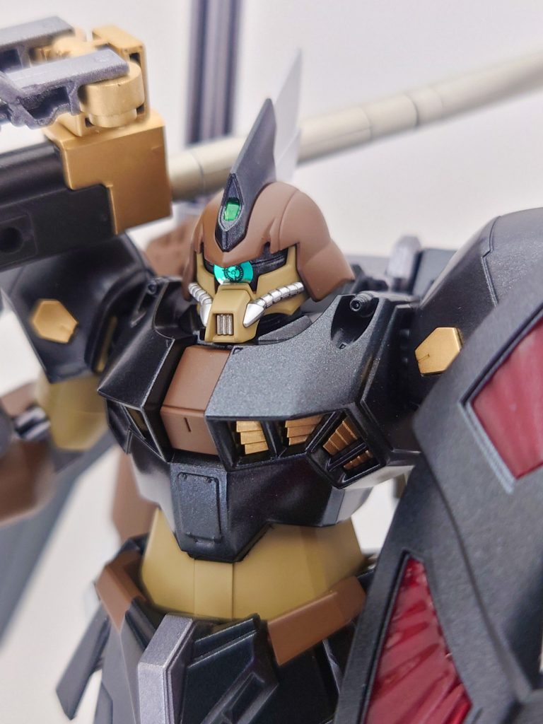 頭部は隊長機ではないので角を取り外して、センサー用にクリアパーツを埋め込んでみました!モノアイもスナイパータイプに改良してみました。