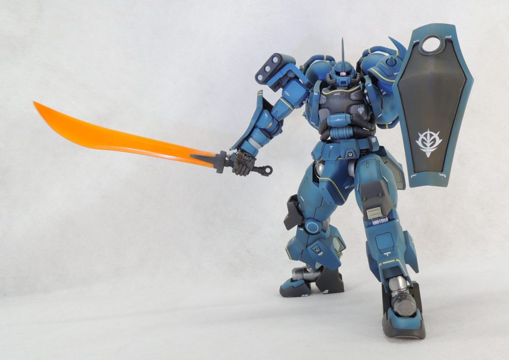 ジークアクス世界のザクは、元々、宇宙世紀『正史』のザクよりも技術的に優れたハイスペックな機体であると考え、さらに高機動化や接近戦への特化を図った機体として製作しました。