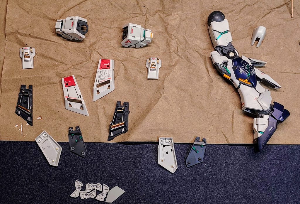 元々この機体は全てのデカールを貼るほどに気合を入れて製作したので、ガッツリの塗り直しは出来ずバラしてから、細かい部分にペンで色追加したり、トップコート(半光沢)を吹いただけなので、ぱっと見ではほとんど代わり映えしないんですけど、どうですかね？