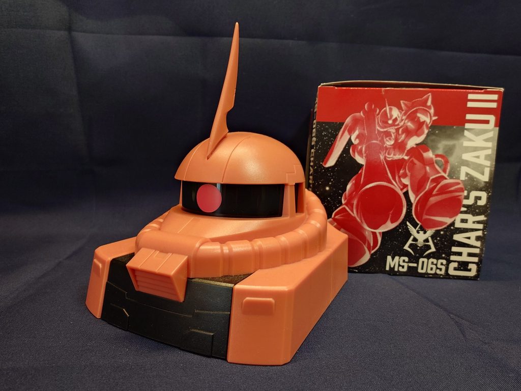 しかし一応、ちゃんとシャアザクです。アンテナのみ後付けです。底面にフタがあって、チョコが入ってました。しばらく置きっぱなしにしてましたが、他のガンプラと見映えの差がかわいそうなので、またちょっとイジろうかと。