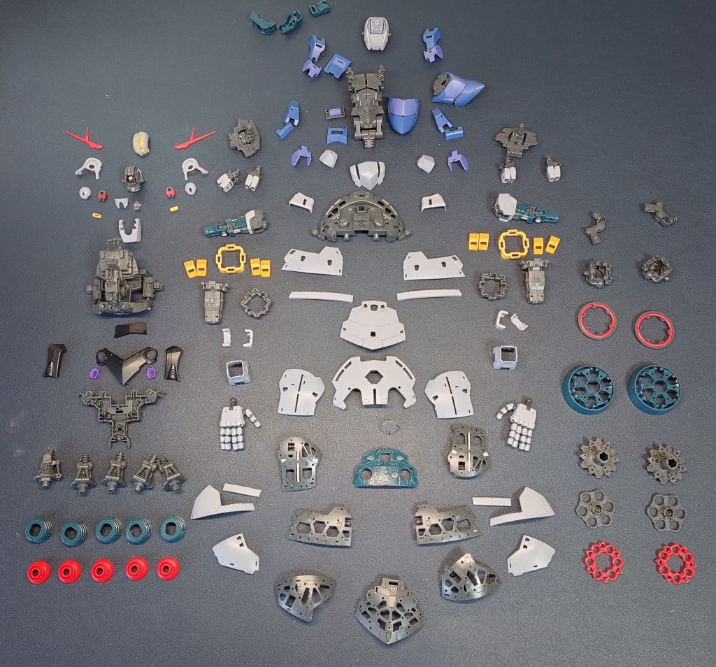 フレームと内部パーツもほとんど全てバラして、スプレー缶塗装どんな色にしようかと思案しながら、やっぱり元のイメージをベースにすることに