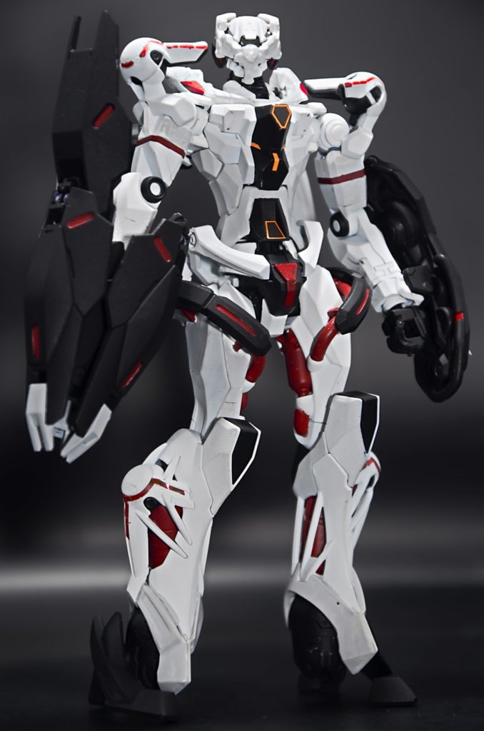 異質感を出すために右腕にミカエリスのビームブレイサーを搭載しています。頭部は展開しない仕様です。皆さんの制作したジークアクスがどれもかっこよく、自分も独自性のあるものを作れないかなあと考えました。