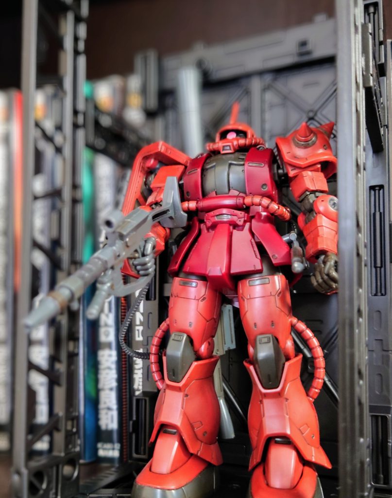 デカール貼る前に、ちょっと100均の格納庫パーツに置いてみましたジオン軍から「重力に引かれたってアースノイド」って言われちゃいますが、オールドタイプなので。