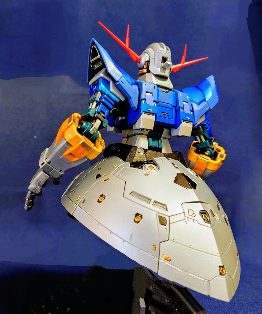 スカートはベースは2色分けなんですが、微妙な色の手持ちがなく、シルバー単色にインナーパーツや関節部は黒鉄とガンメタ、バーニアはベース色の緑?が違和感あったのでこうしましたが、思いがけずスモーキーな感じになりました青は悩んだ末にメタリックブルーをスプレー、胸と肩パーツは成型色を少し残してツートンにしました