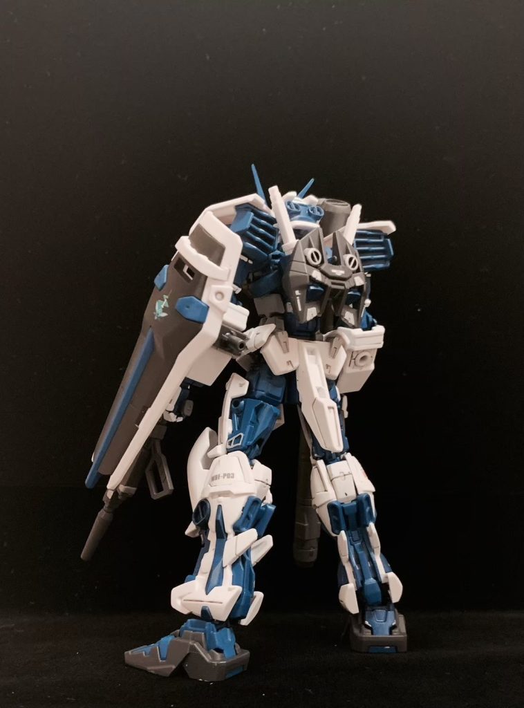 シールドは色分けの優秀なEGストライクと組み合わせています。黒い部分は元キットをそのまま使えました。以下軽くポージング。