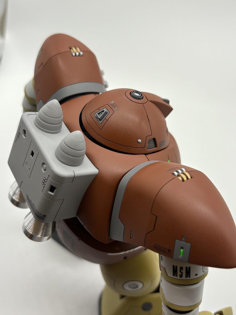 肩上部を開口しヒンジ風ディテール追加