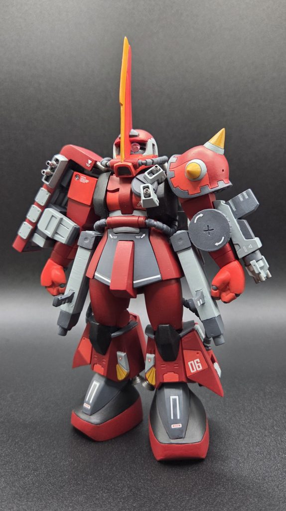 旧キットのR2と古いほうのHGザクをベースに作成しました。色はそれっぽい感じで好き勝手塗りました。