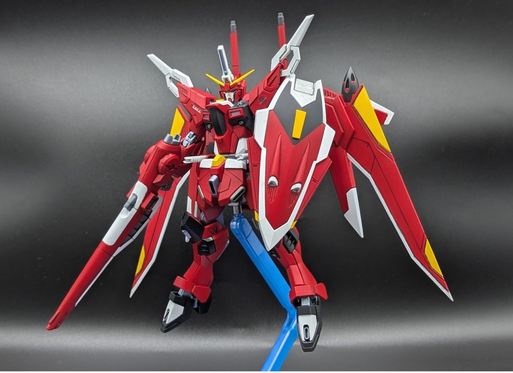 本体は弐式をベースにHGCEインフィニットジャスティス(初代)とイモータルジャスティスのパーツを使い一部スジボリ、プラ板でディテールアップしています。フォランティスはゲルググメナースのバックパックを使い、他のザフト量産機からの系譜を感じられるようにアレンジしてみました。武装面に関しては弐式のようにゴリゴリの格闘機に寄せるのではなく、初代ジャスティスのように万能機に寄せてみました。